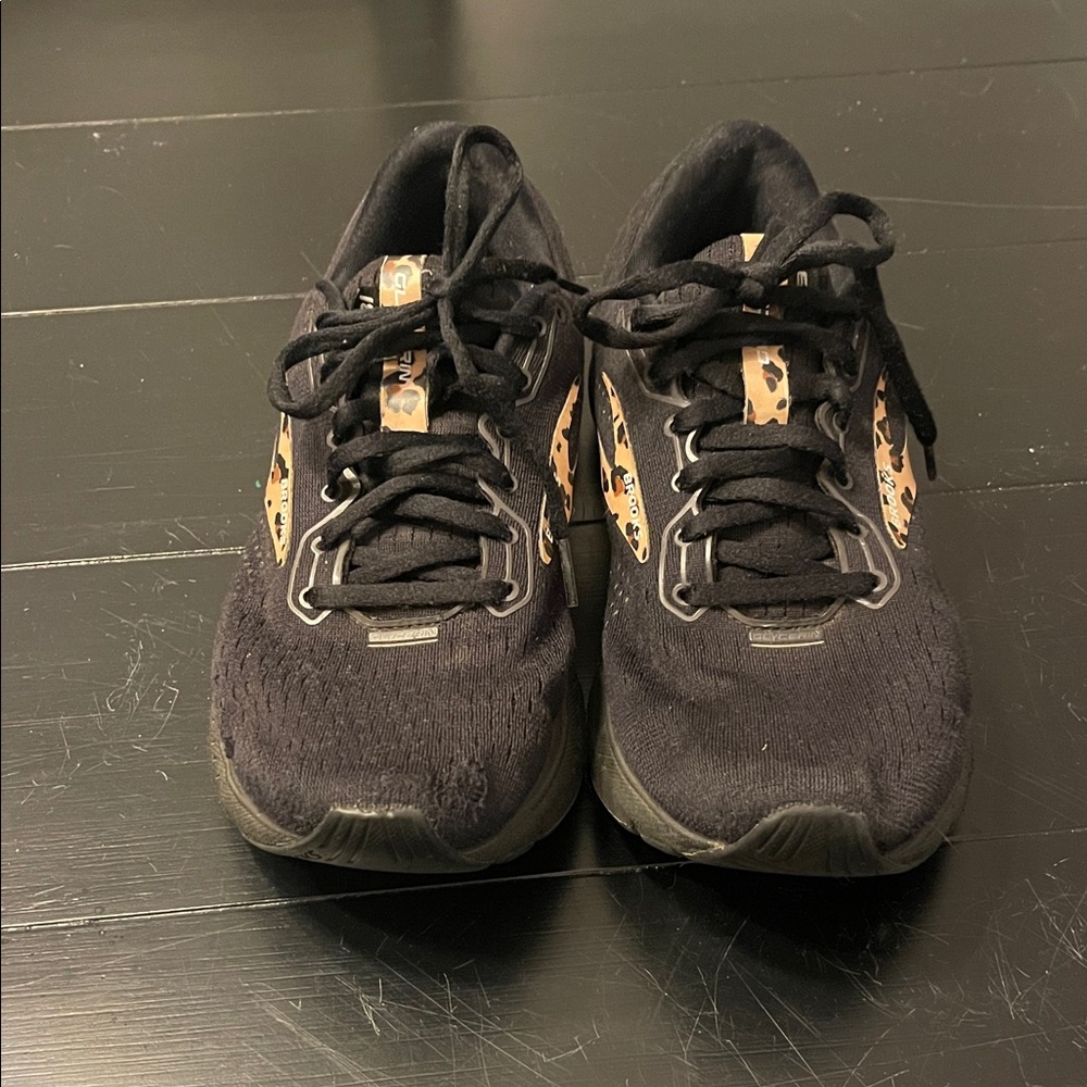 Brooks Black and Tan Women's Sneakers